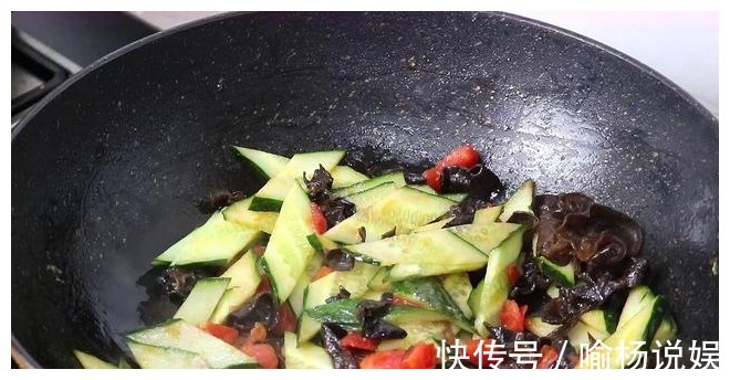 黄瓜片|黄瓜加1把木耳,这样做实在太好吃了,我家一周做6次,百吃不厌