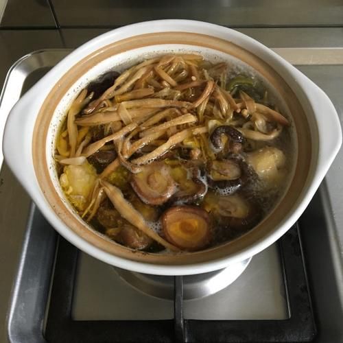 香菇黄花菜鸡汤，营养滋补，鲜美不腻