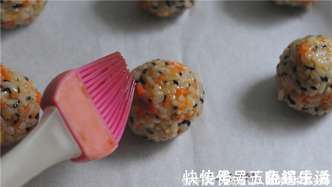 烤饭团|米饭新做法，儿子着了迷，配点蔬菜，简单一做，天天吃不够