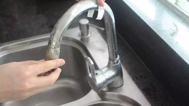 妙用|用完的牙膏管别扔掉，放在厨房一年能省不少钱，邻居见了纷纷学