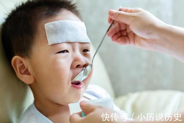 多喝水|8岁男童因多喝水住进医院!3个时间段少让孩子喝水,易积食