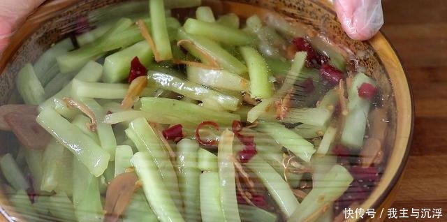 莴笋教你这样吃,一次腌5斤不坏,脆爽开胃,比凉拌黄瓜还好吃!