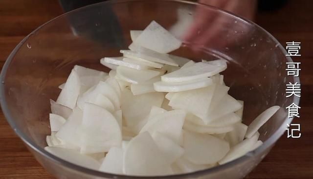 白萝卜怎么做最好吃,大厨教你,加1碗花生米,开胃下饭又解馋