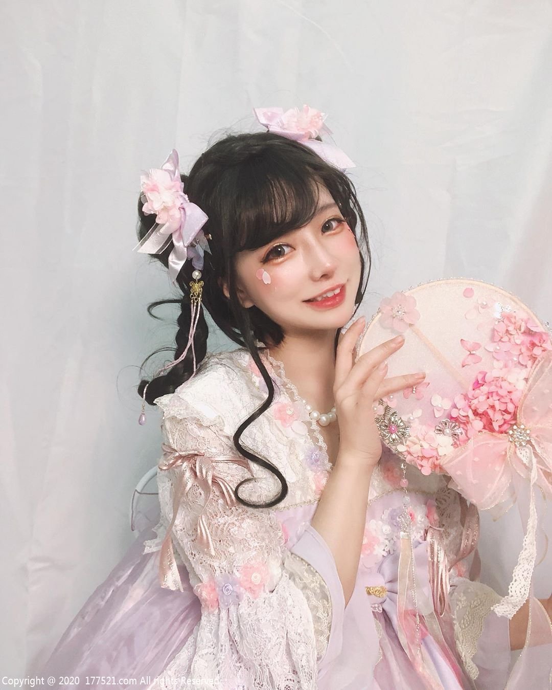 水汪|稚气Cosplay水汪大眼甜笑露小虎牙,超萌让老司机也无法招架!
