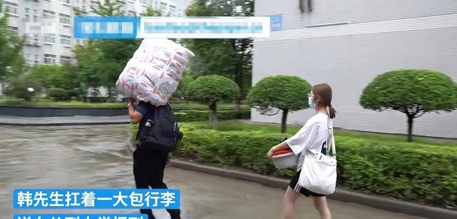 爸爸|西安一父亲送女儿上学,累得出了汗,眼里是满满的笑意