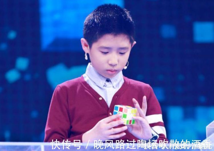 世界纪录|2岁萌娃玩转魔方,拿到2项世界纪录,会玩魔方的孩子更聪明吗?