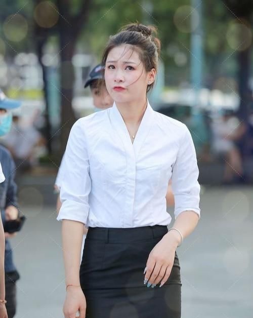 一字带 短袖衬衫搭配包臀半身裙,端庄优雅,又不失迷人气质!