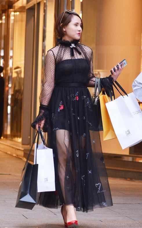 波点|街拍:长发披肩的小姐姐,身穿波点元素的吊带裙,看起来很可爱又阳光