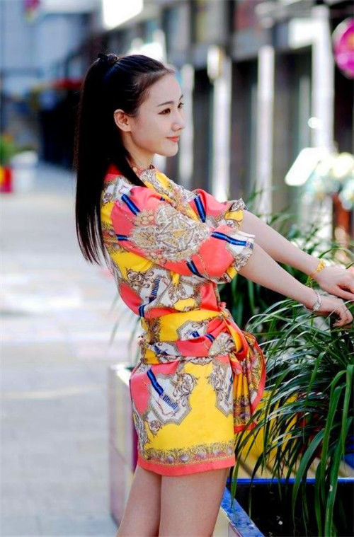 街拍:时尚闺蜜逛街,穿搭时尚性感,走在街头靓丽养眼