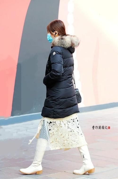 街拍:白色高筒靴美女,穿出冰雪洁净