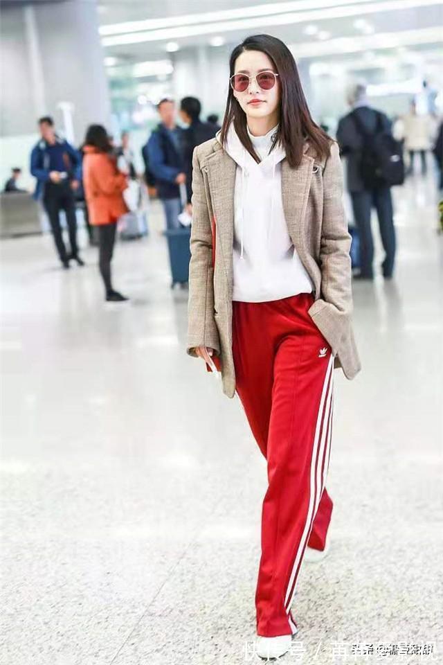 时髦|谁说“小白鞋”过时了?今春流行这样穿,时髦显瘦又显高,真好看