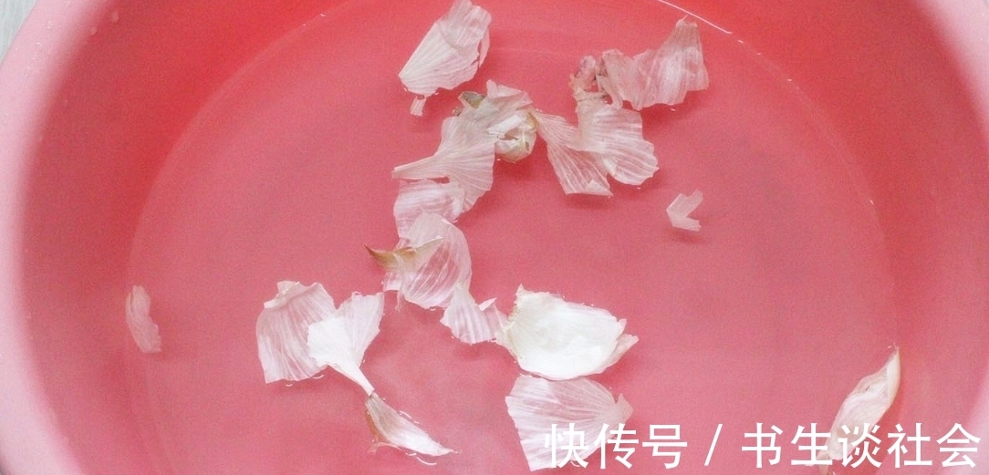 杀菌|大蒜皮是好宝贝,别再扔掉了,教您大蒜皮的3个用法,简单实用