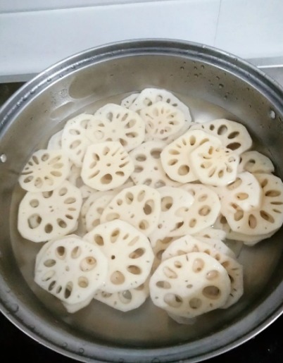 炸藕夹时，用面粉还是淀粉老师傅教你正确做法，藕夹酥脆不回软