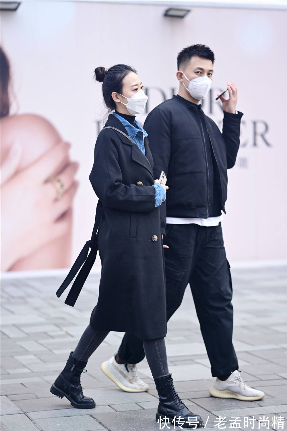 街拍|街拍:时尚美女选择大衣来搭配,冬天不是很冷,要穿出温暖