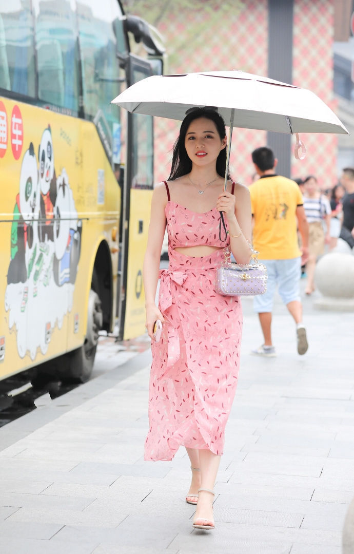 穿着|街拍小姐姐的穿着将女人味发挥到极致,简直仙气十足