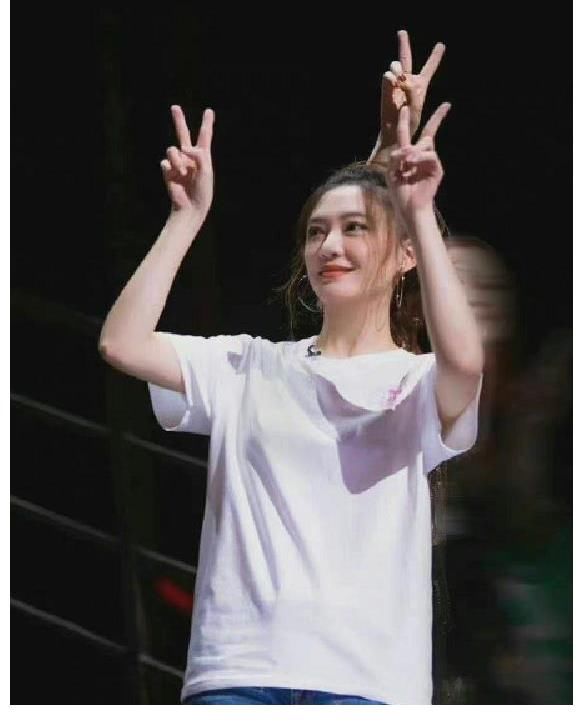 应采儿看陈小春表演，陈小春激动到说话需要翻译，网友：被虐到了