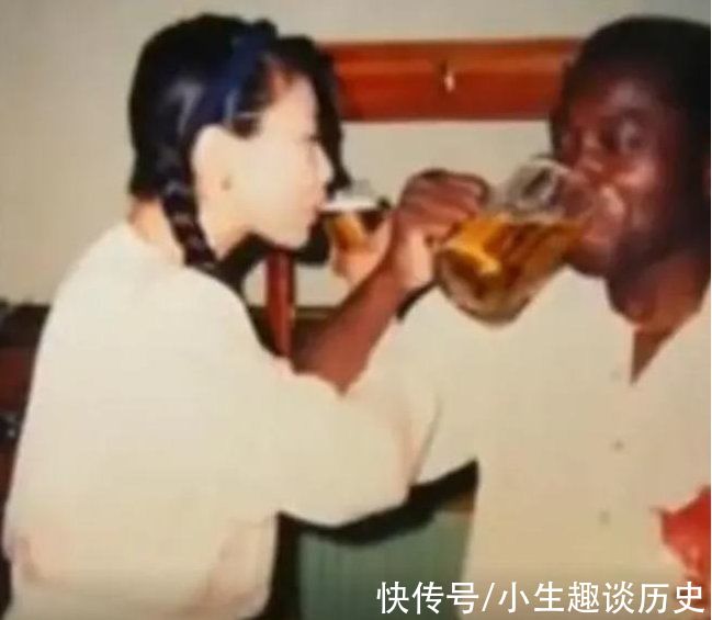中国文学|1990年北大才女嫁非洲，因战乱回国卖盒饭，2年后丈夫归来成高官