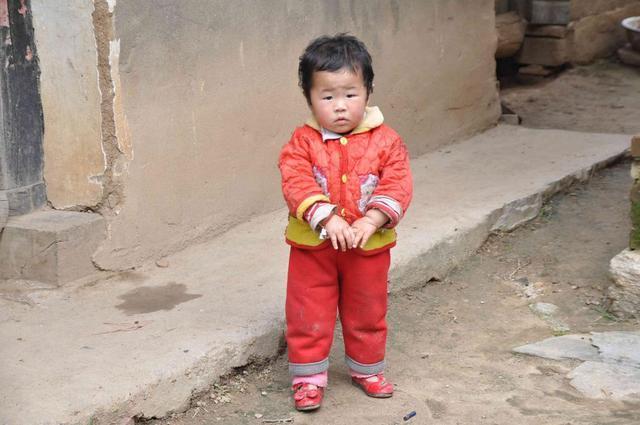 姐妹|双胞胎姐妹从小分开抚养，3年后妹妹回来，姐姐你别待在我家