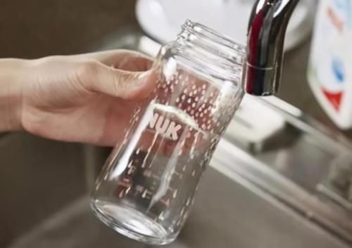 文文|有种“偷懒”叫妈妈用开水烫奶瓶,自己方便了,孩子却被“坑了”