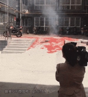 |搞笑GIF:女汉子真是不简单啊,还以为妹子要坐上去呢