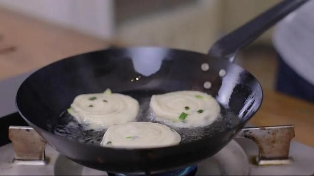 油酥|排队4个小时才能吃到的网红葱油饼，只要简单几步在家就能做