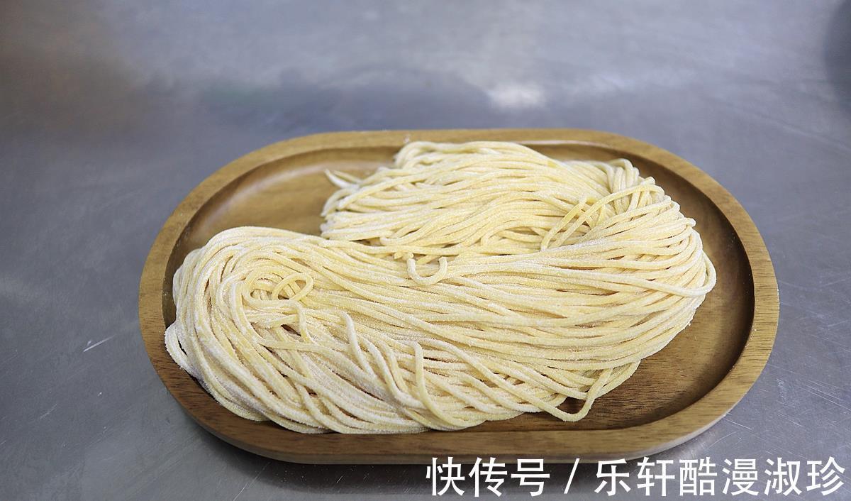 胡萝卜|一口满足的捞面，搭配胡萝卜和肉末，简单又美味