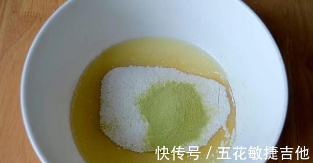 白醋|烘焙新手也能1遍成功的简易版抹茶蛋糕，步骤详细，做法超级简单！