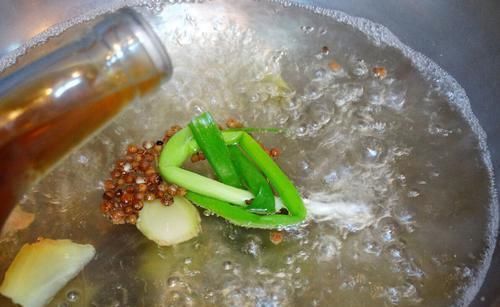 买料酒，别管贵贱，看准配料表上第一味料，是不是好料酒一看便知