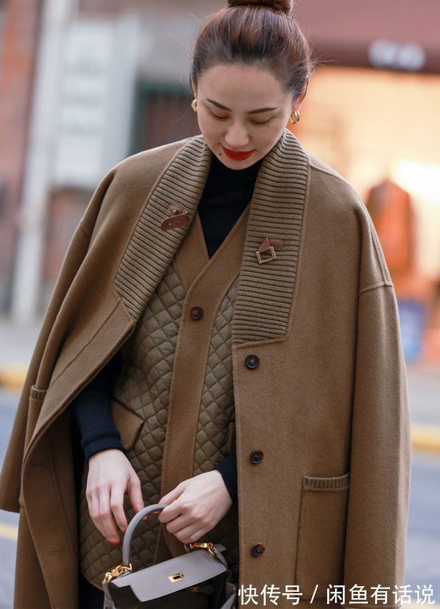 穿衣|中年女人穿衣要体面,别让“廉价感”大衣穿搭,拉低你的气质