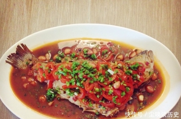 去鱼鳞别再用菜刀！大厨教你，加一些它，鱼鳞自己往下掉，好用！