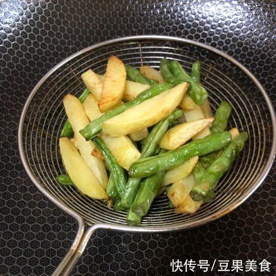 学会这样做干煸土豆豆角秒变大厨