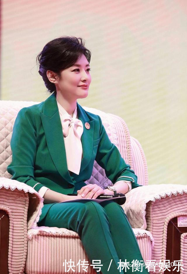 西装套装|周涛虽低调但穿搭实力太强,绿色西装套装出席活动,低马尾好时尚