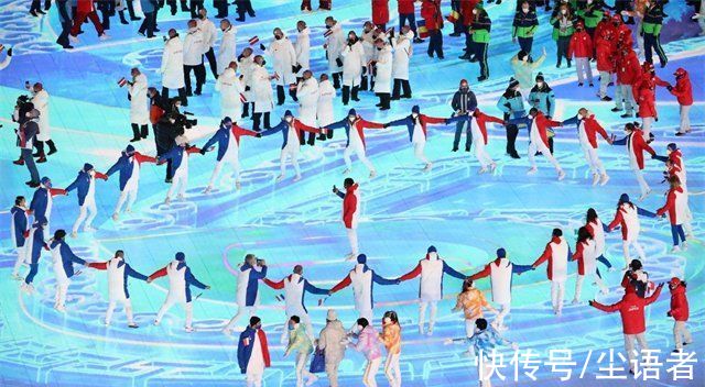 特鲁索娃|北京冬奥闭幕式现场，播音员无奈大声连催三遍，美少女摔倒都很美