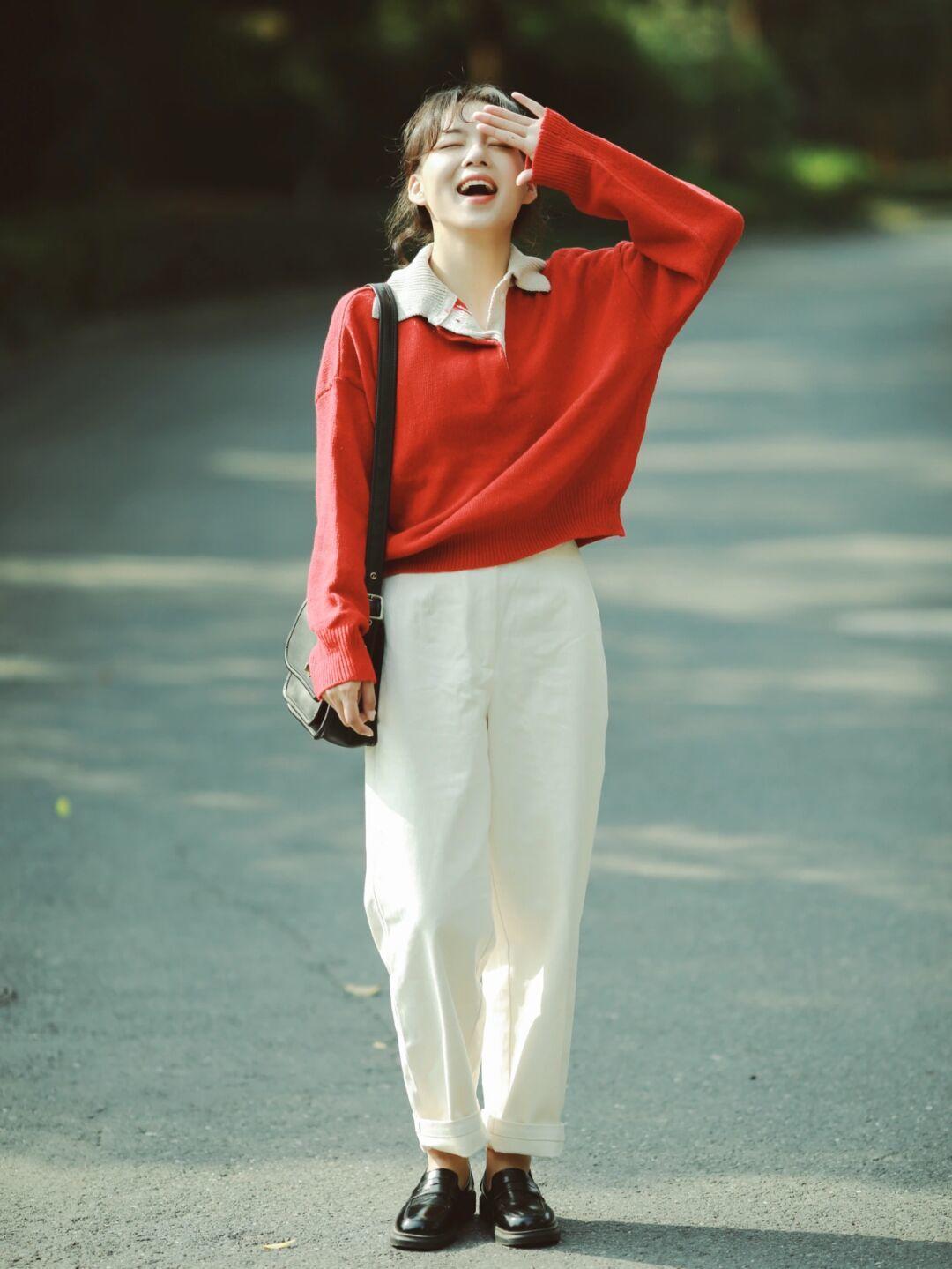 毛衣 冬天打底衫怎样选?一件红色针织衫+白色牛仔裤,休闲又显气色!