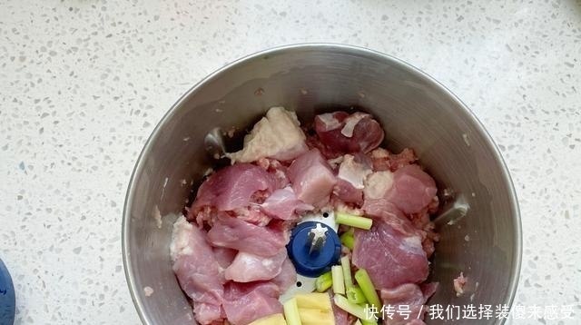 三月,这野菜鲜美可口,做成锅贴鲜嫩多汁又美味,吃货不要错过