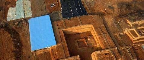 “水墓”现19米盗洞,专家一气之下,直接搬走大山,挖出10吨钱币