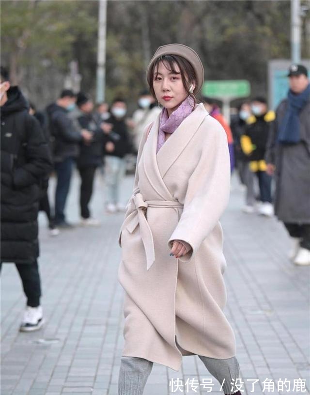 腰带|街拍穿风衣的美女们,腰带这样系才齐整,让生活更简约