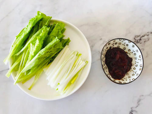  烧饼|晒晒我家简单的三人午餐，4个素菜搭配烧饼夹肉，好吃还特解馋