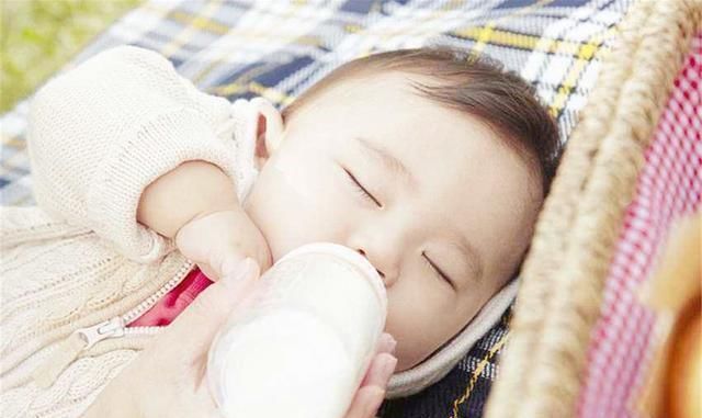 宝妈|宝宝多大可以喝牛奶?喝太早、喝不对,没补充好营养反伤害身体
