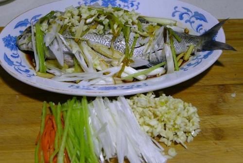  适合|清蒸鱼这样做，不放盐不放料酒还不腥，适合家常制作，健康美味