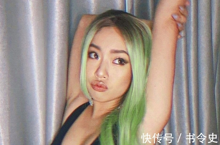 综艺节目滤镜有多强？当戚薇和王菊失去补光灯后，肤色对比太真实