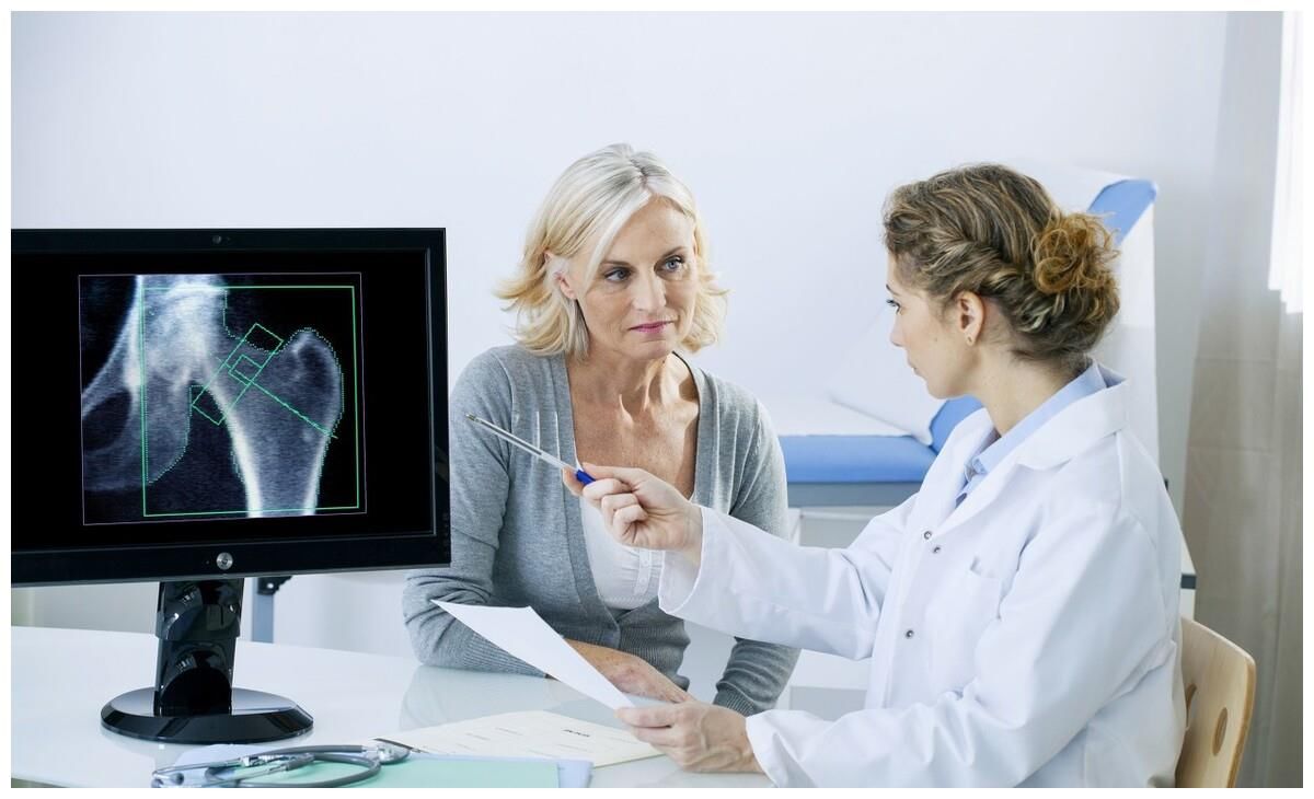 年龄越大骨流失越快，医生忠告：不想骨质疏松，“3绿”尽量少吃