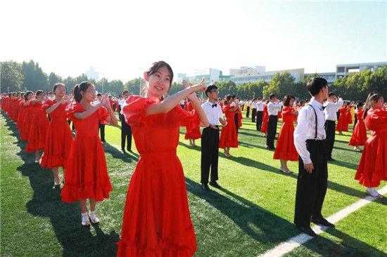 太美了！昌乐二中校园里上演了一场盛大舞会|271教育| 集体舞