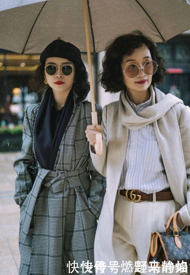 原来50岁的女人还可以这么时髦,浅色大衣配直筒裤,霸气又减龄