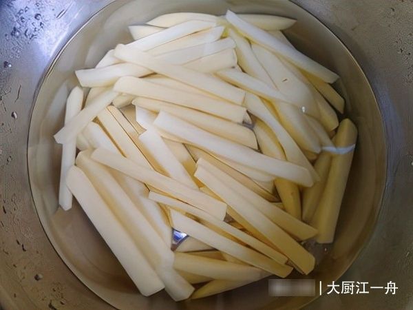 炸薯条的家常做法，3个土豆1碗淀粉，外酥里脆，比肯德基的还好吃