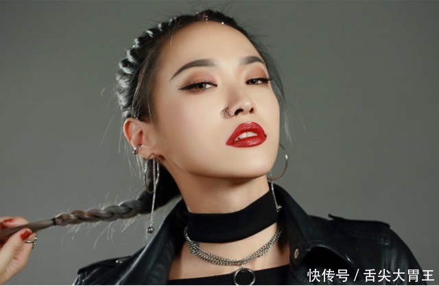 为啥很多女生涂口红,沾杯还显唇纹?这3个步骤你可能忽视了!