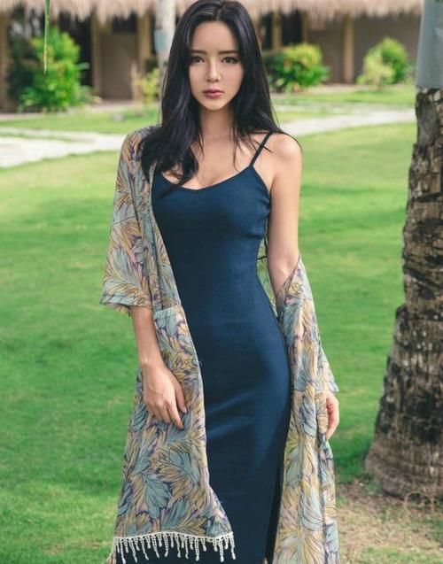 紧身包臀裙穿在身上韩范十足,而且印花的款式百搭又时尚