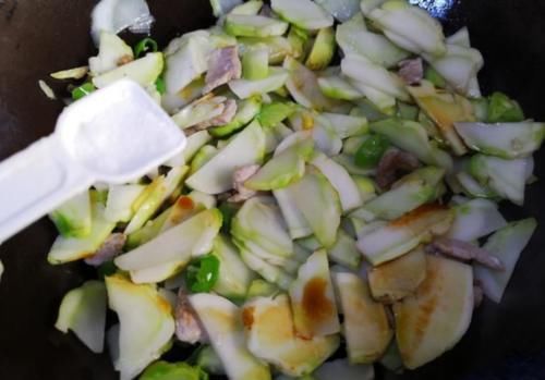 春季，遇见这菜别手软，简单炒一炒，营养互补，大人小孩都爱吃！