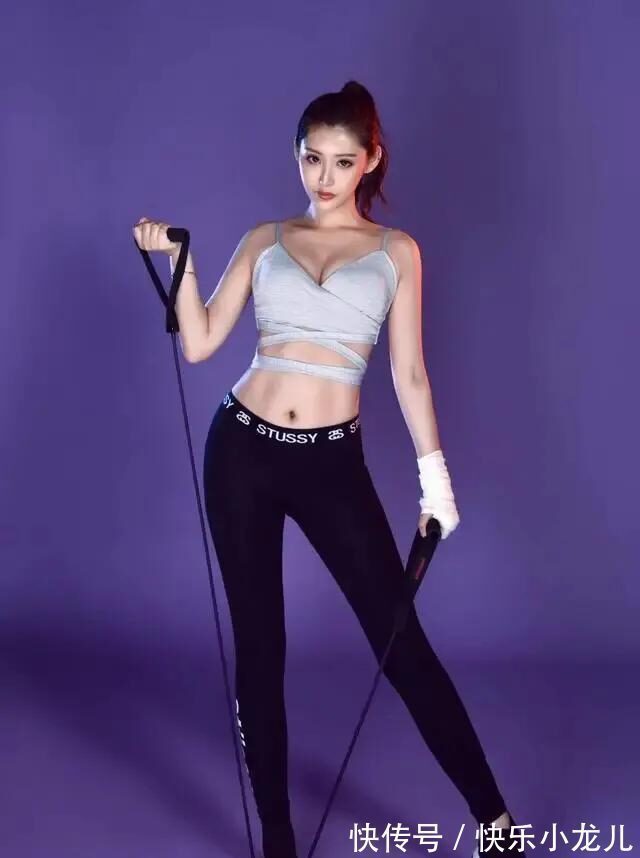 搭配 打底裤清新范十足,突显潮流时尚感,美丽十足