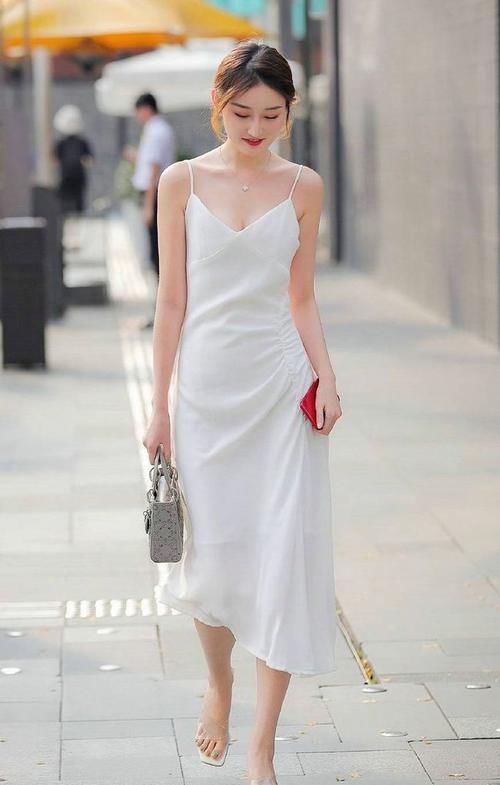 性感 美女身穿紧身牛仔裤,搭配咖色小吊带,性感十足!